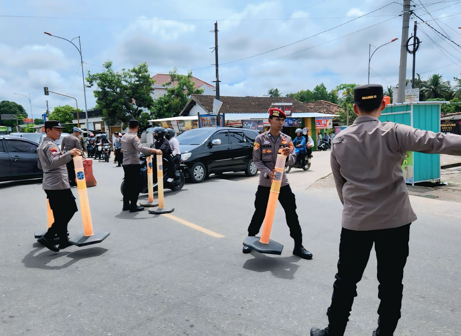 Arus Balik Mulai Padat, Pospam Simpang Wates Polres Lampung Tengah Pasang Water Barrier Juga Tolo-tolo