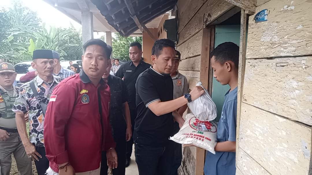 Ikuti Instruksi Presiden, Wakil Bupati Lampung Utara Bagikan Sembako kepada Warga Terdampak Kenaikan BBM
