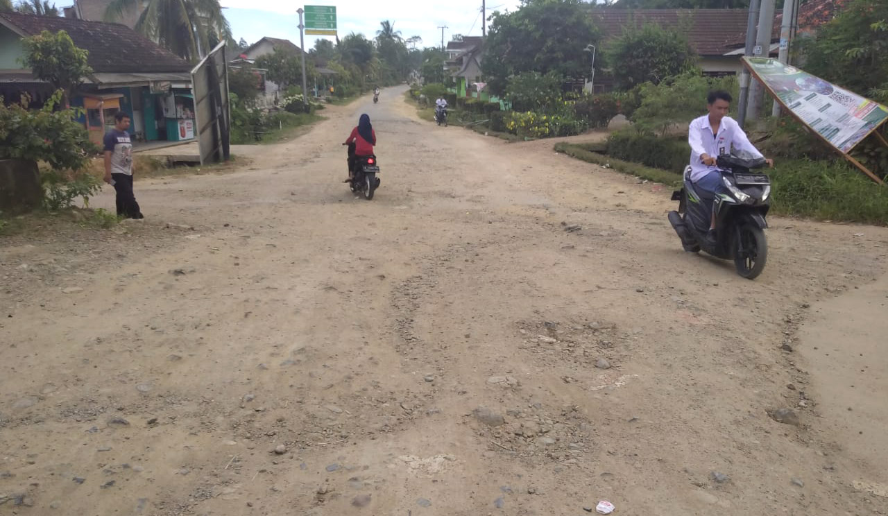 Tolong Perbaiki Jalan Penghubung Semaka-Pematang Sawa!