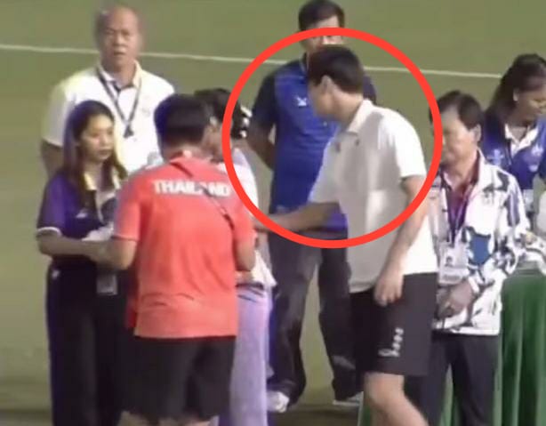 Tingkah Tengil Bek Thailand, Serobot Medali dan Boneka, Lalu Dilempar ke Penonton