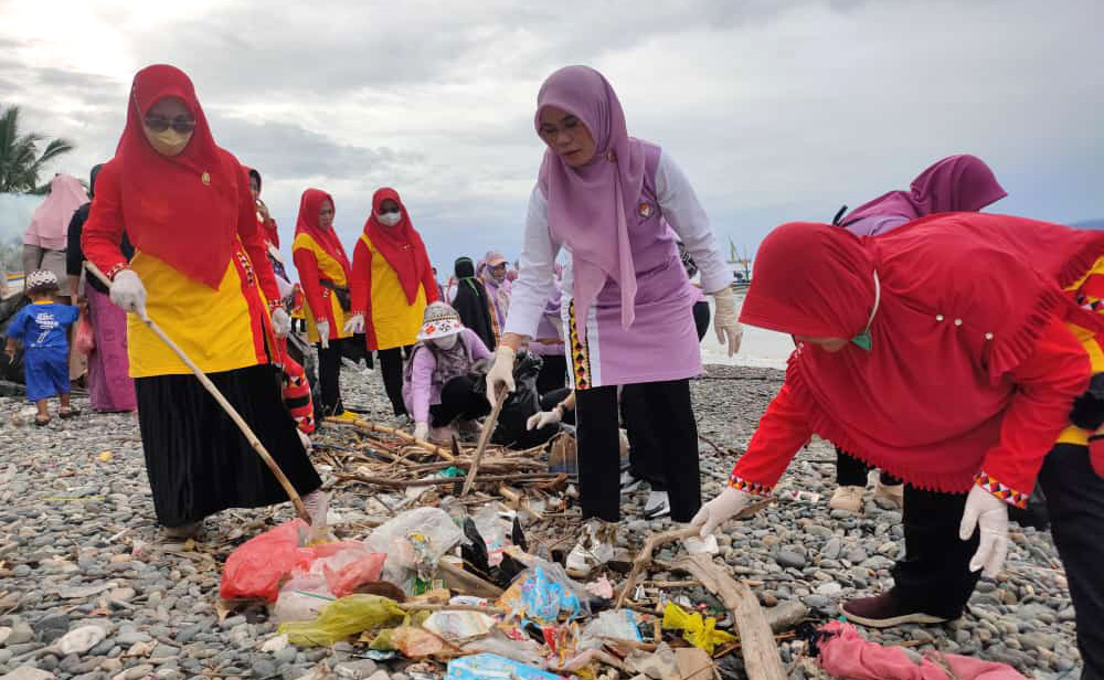 DWP Tanggamus Gelar Bhakti Sosial dan Bersih Pantai Bersama Masyarakat