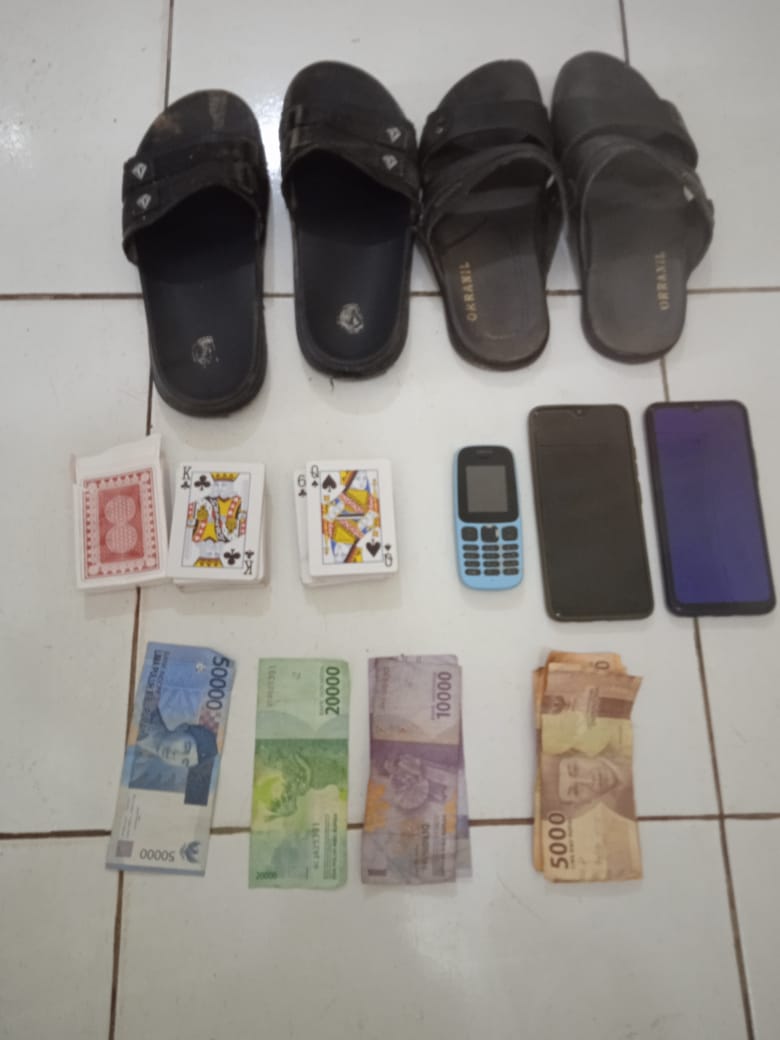 Main Judi Remi Saat Hajatan, Warga Sekampung Diamankan