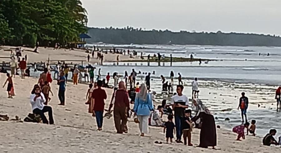 H+2 Lebaran, Pengunjung Mulai Padati Wisata Pantai Labuhan Jukung