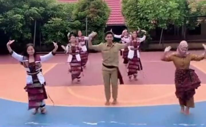 Video Iseng Kolaborasi Tari Guru dan Siswi SMPN 32 Bandar Lampung Dapat Jutaan View