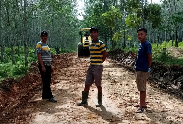 Jalan Kampung Sumber Rejeki Rusak Berat, Warga Turun Tangan