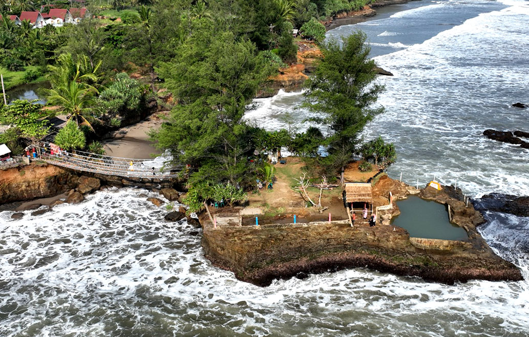 Pantai Sungai Suci, Keindahan ala Tanah Lot di Bengkulu