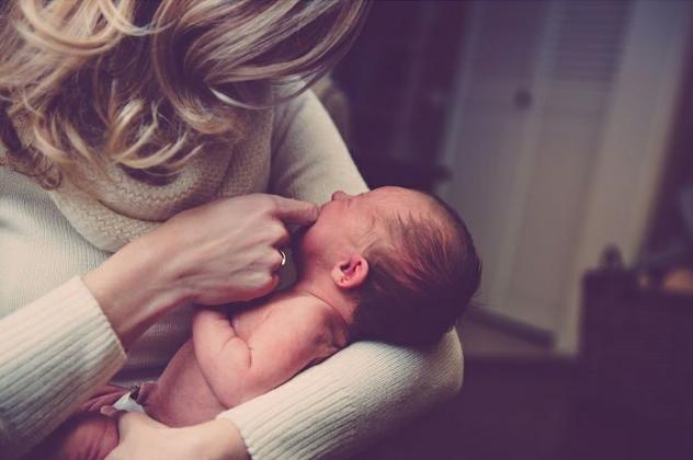 Bunda Wajib Tahu! Begini Cara Membersihkan Lidah Bayi yang Benar