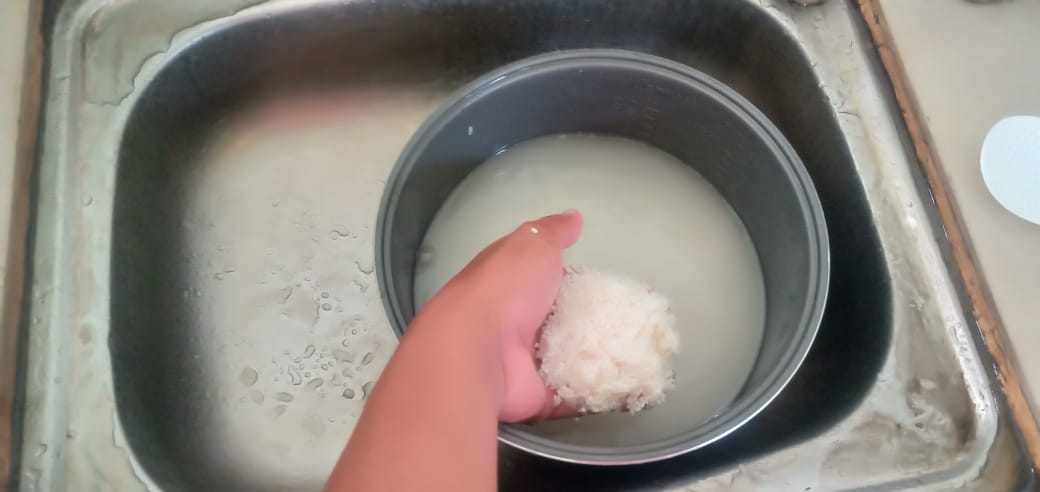 Nyesel! Ternyata Baru Tahu Air Cucian Beras sangat Berguna, Ini Manfaatnya