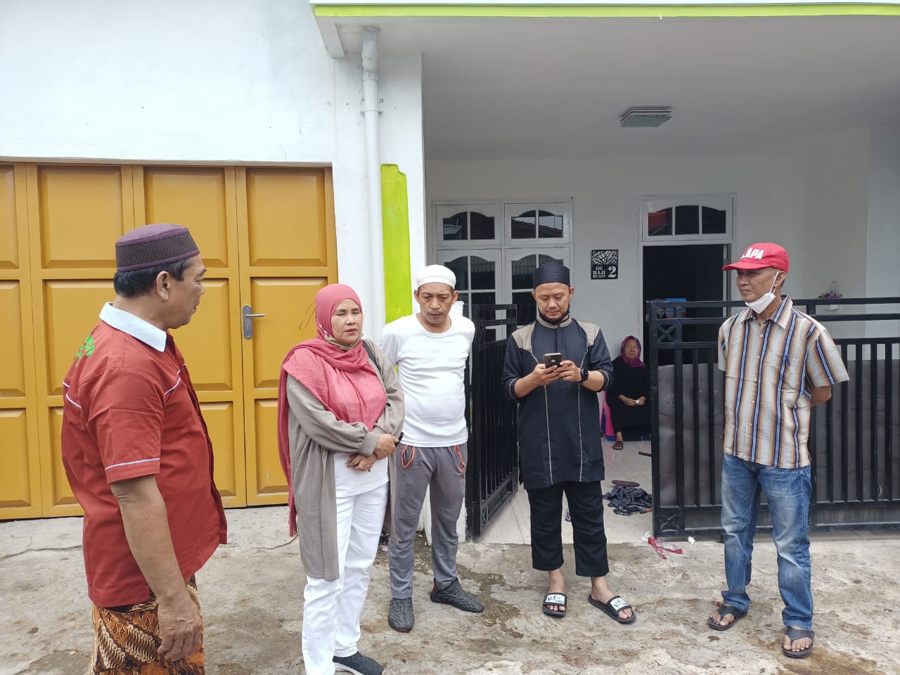 Lurah dan Camat Pantau Potong Hewan Kurban di Musholla I'tishomah