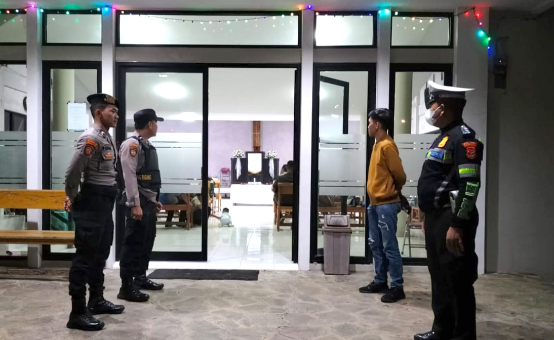 Ratusan Personel Polres Tanggamus Amankan Misa Natal