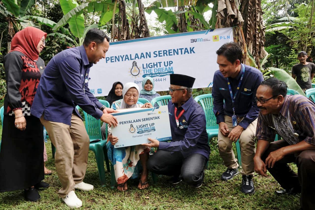 Bertahun-tahun Tak Bisa Nikmati Listrik, 3.024 Warga dapat Bantuan Pasang Listrik dari Donasi Pegawai PLN