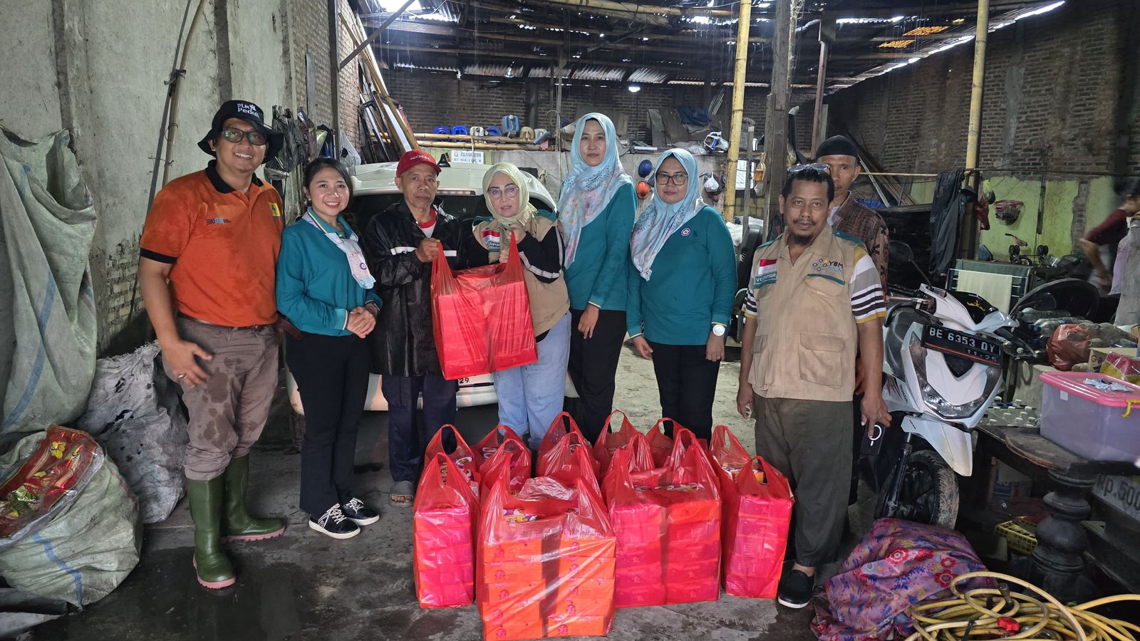 YBM PLN UID Lampung Salurkan Bantuan Untuk Korban Banjir di Bandar Lampung