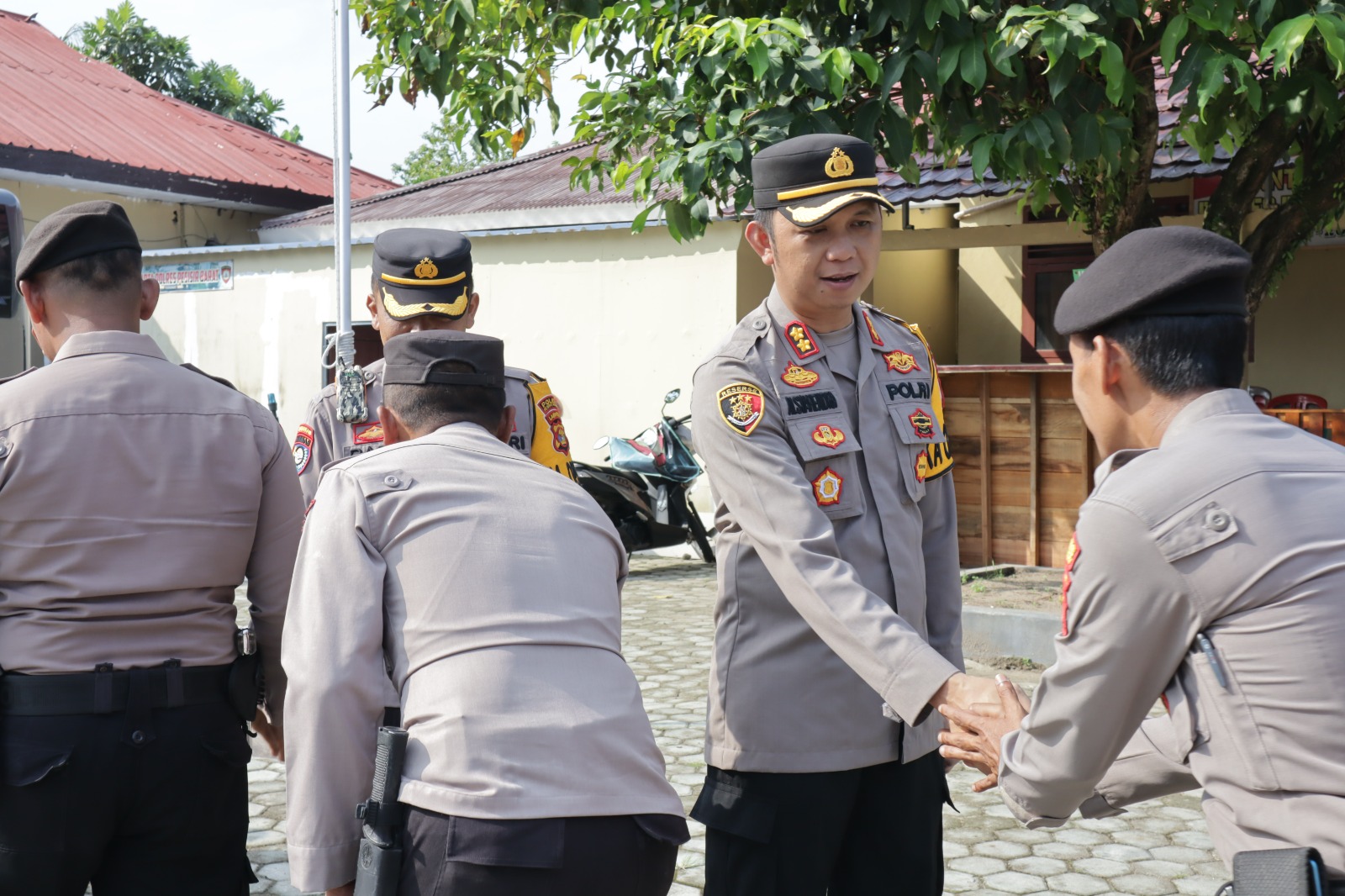 Momen Hari Raya Idul Fitri 1445 Hijriah, Polres Pesisir Barat Halal Bihalal Bersama Seluruh Personil