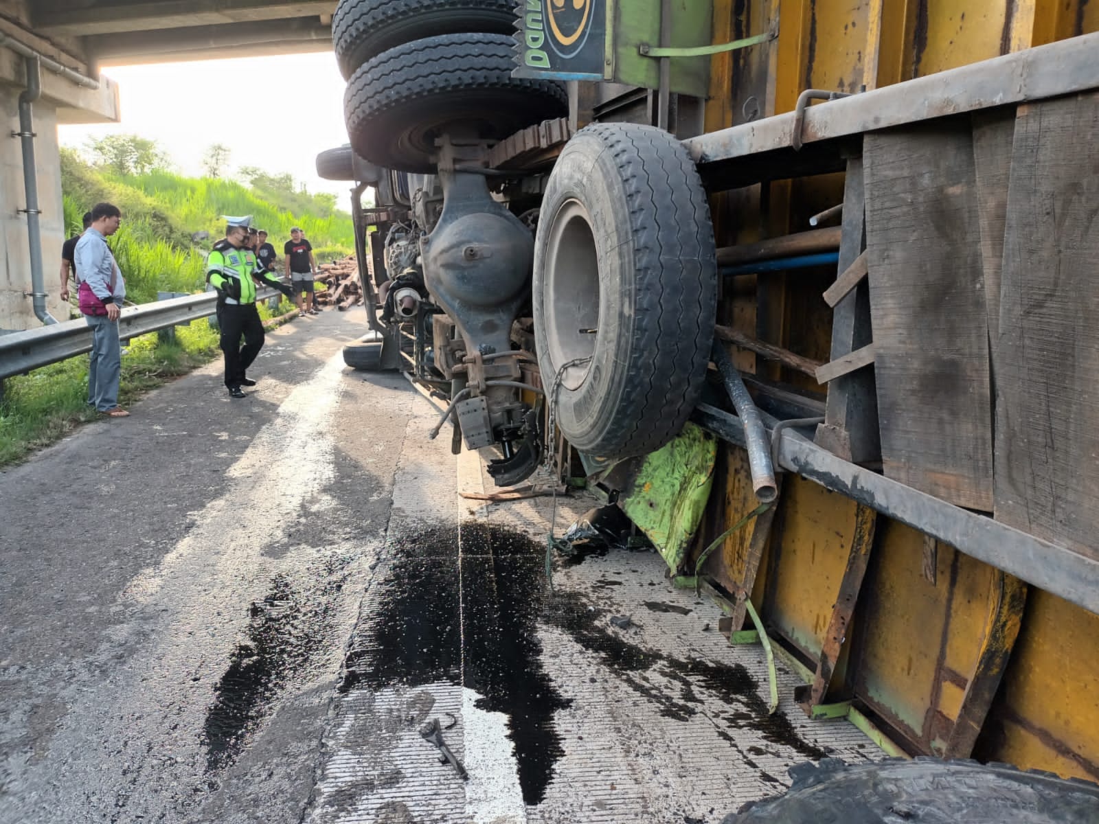 Pecah Ban, Fortuner Tabrak Hino di Tol Lampung Hingga Terbalik, Begini Kronologisnya