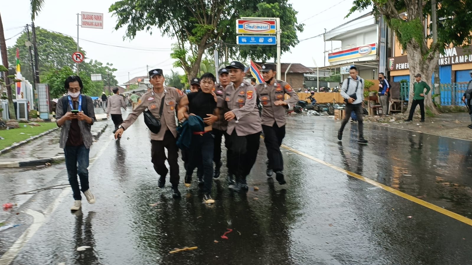 Dibantu Hujan, Polisi Pukul Mundur Mahasiswa yang Demo Tolak UU Cipta Kerja