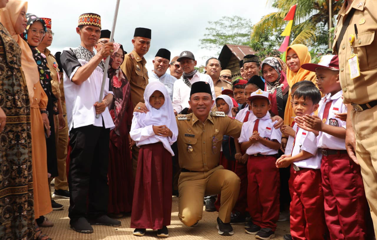 604 Siswa di Suoh Dapat Seragam Gratis Dari Pemkab Lampung Barat