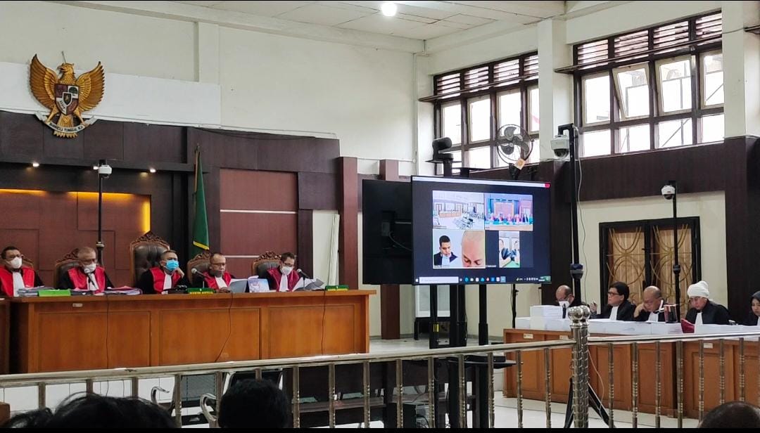 Bacakan Pledoi, Alex Noerdin Tampak Menangis di Hadapan Hakim