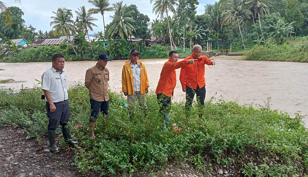 Tangani Banjir, Pemkab Tanggamus Dirikan Dapur Umum dan Perbaiki Tanggul Jebol