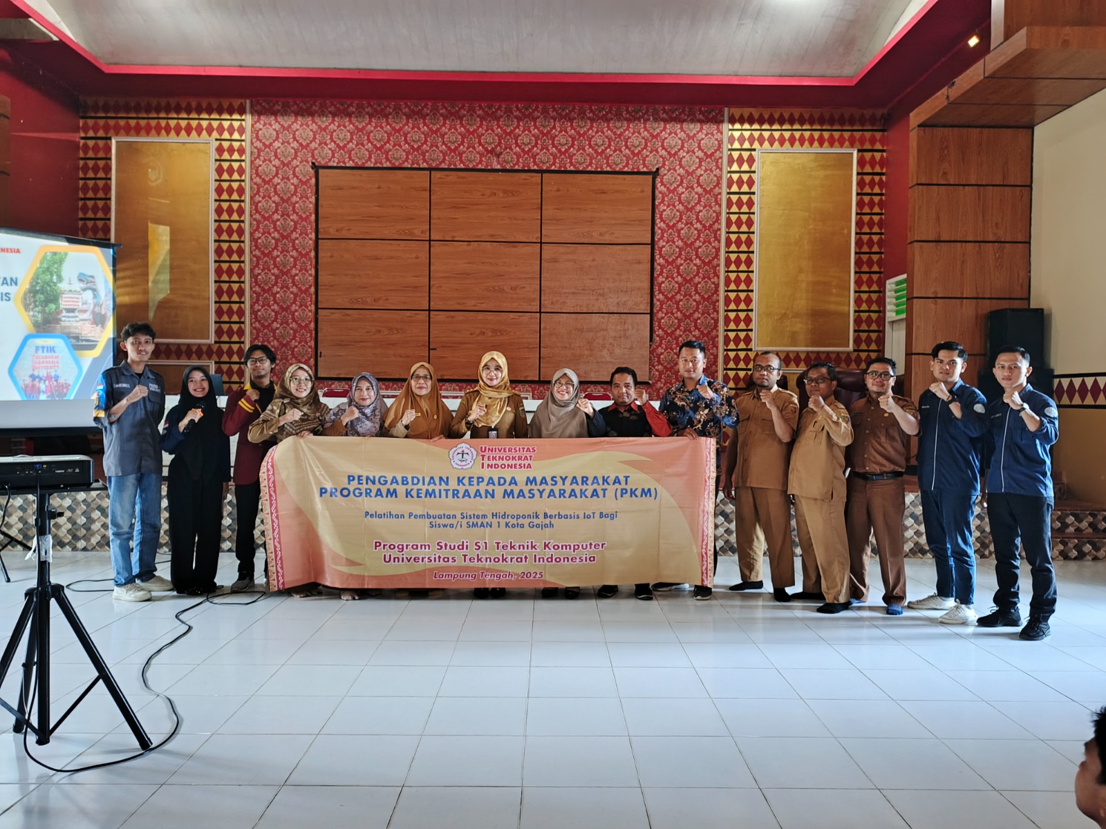 PkM UTI Gelar Pelatihan dan Penggunaan IoT di SMAN 1 Kota Gajah