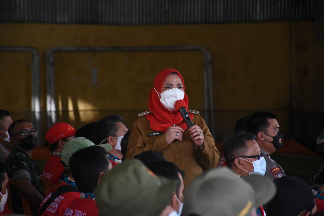 Serahkan Insentif Pamong Mei 2022, Eva Tekankan Pamong Harus Mengayomi Masyarakat
