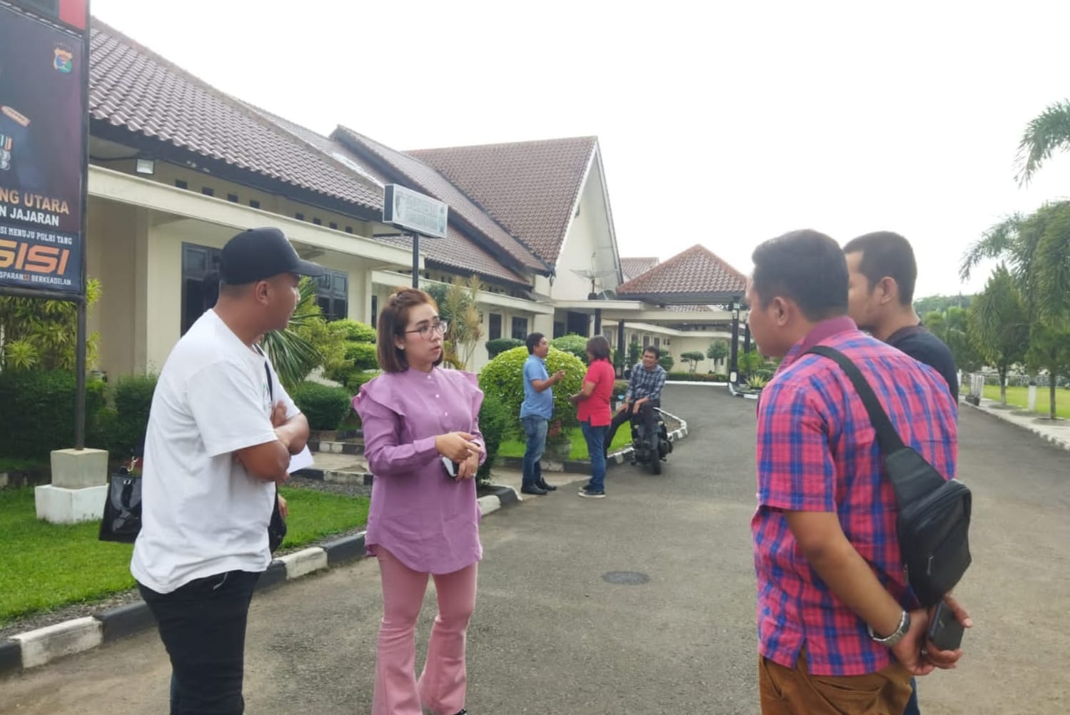 Aspri Hotman Paris Berikan Pendampingan Pada Anak di Bawah Umur Korban Asusila Asal Lampura