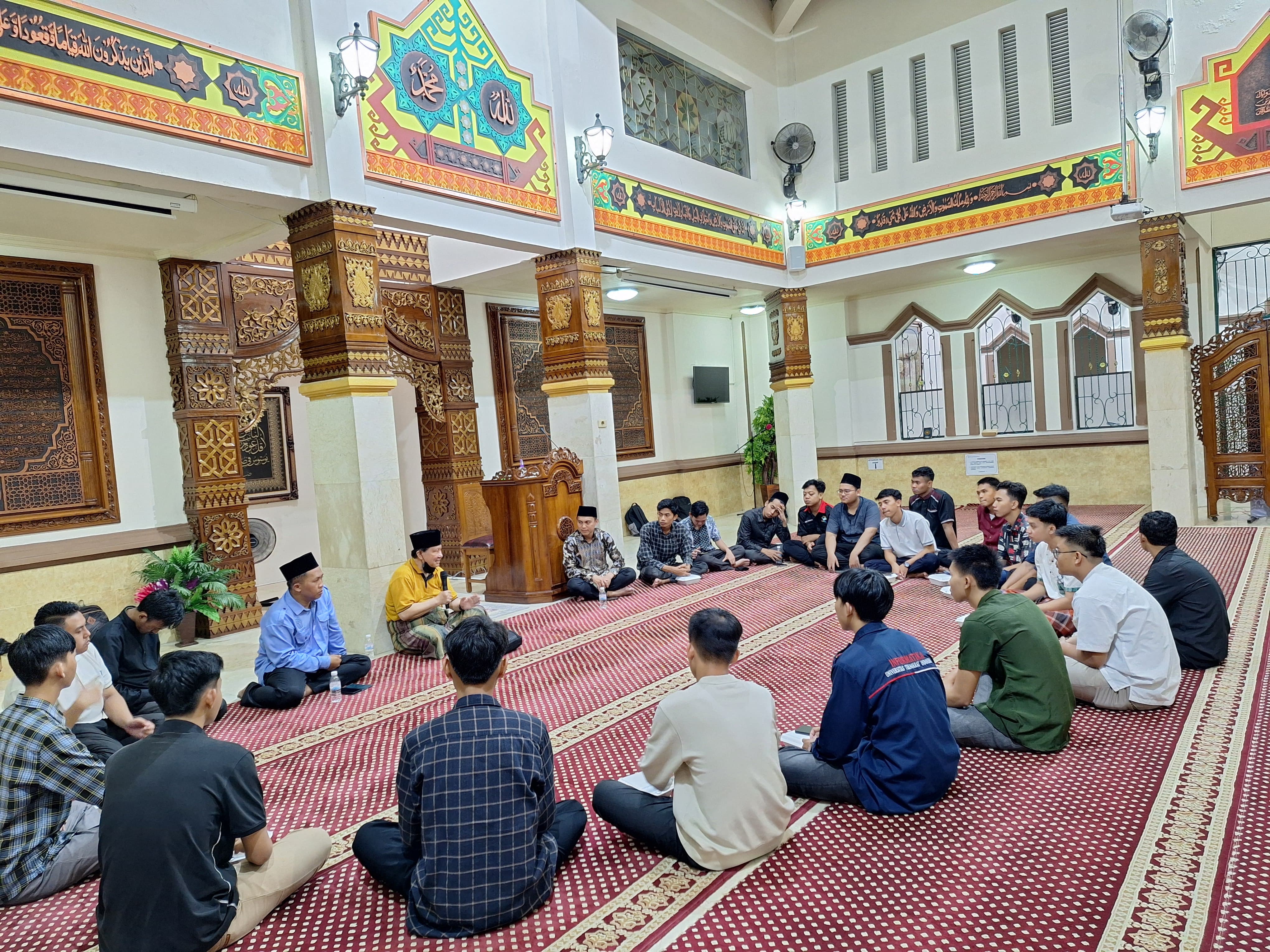 Sehabis Tarawih, Rektor Teknokrat Luangkan Sharing Session Dengan Mahasiswa