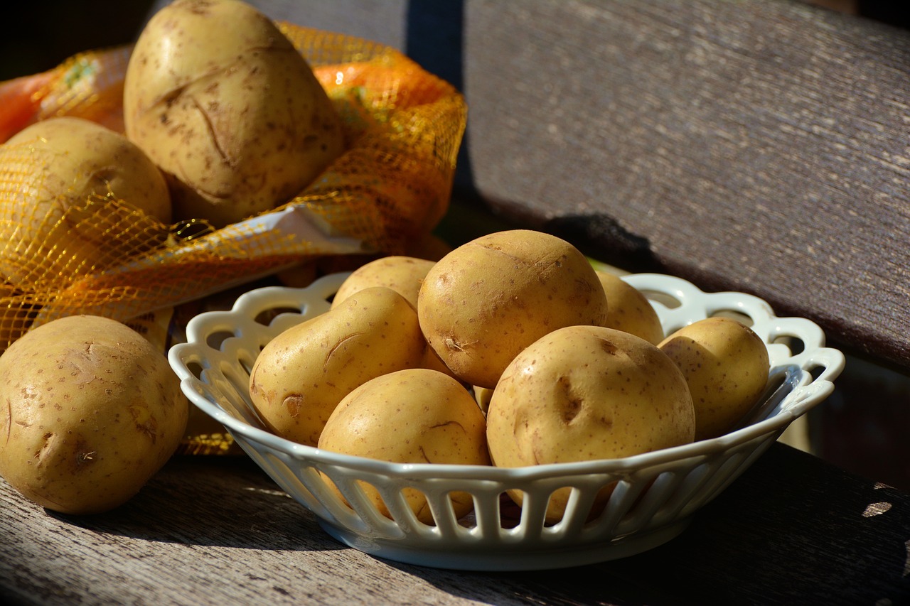 Perhatikan Bunda, Jangan Sampai Si Kecil Makan Makanan Mentah Berikut Ini