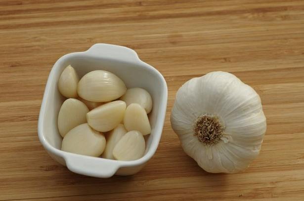 Here's the Fact: Eating Garlic Helps Smooth Breast Milk