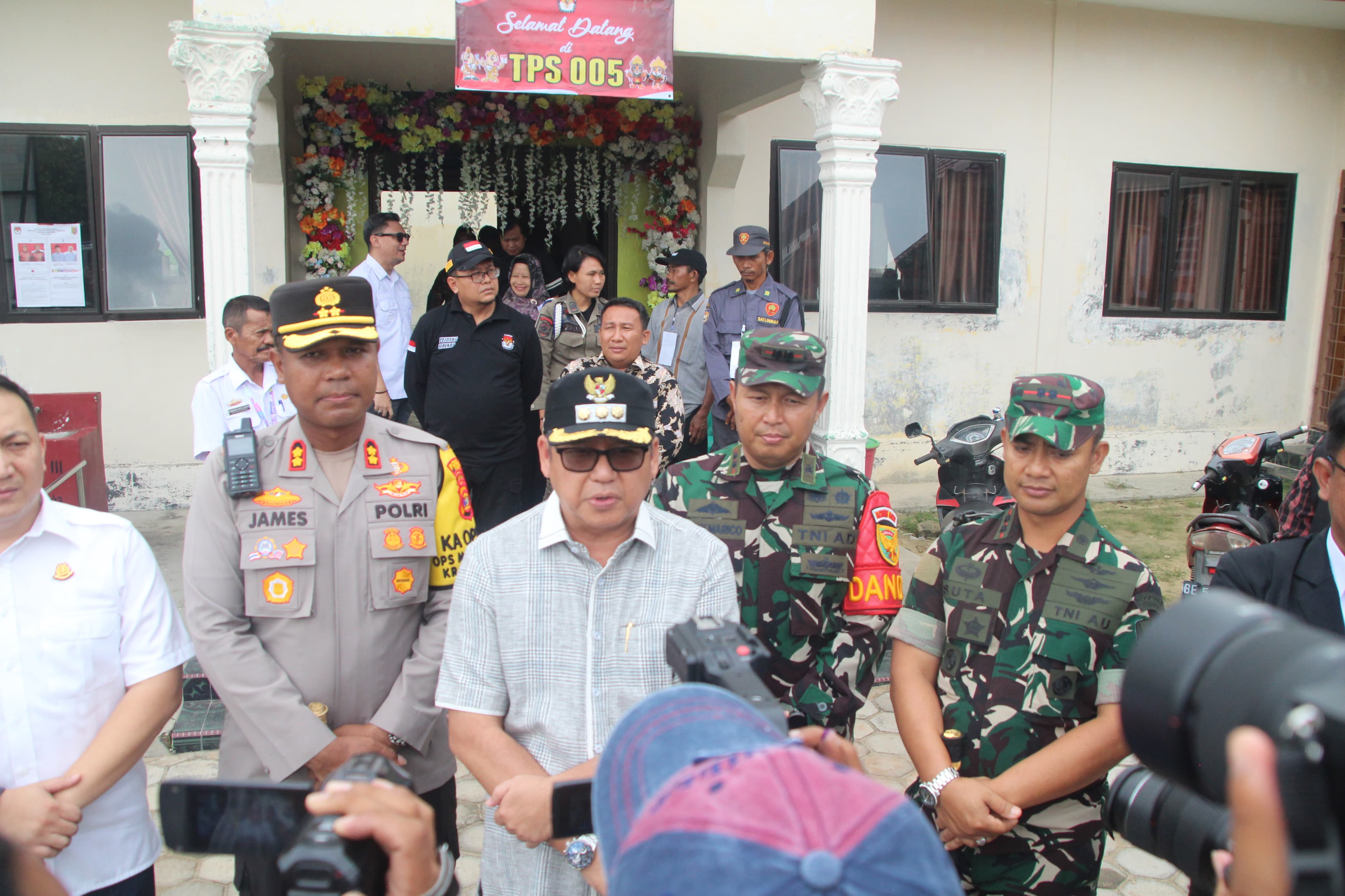 Pastikan Pemungutan Suara Berjalan Aman dan Lancar, Pj. Bupati Tulang Bawang Pantau TPS Bersama Forkopimda