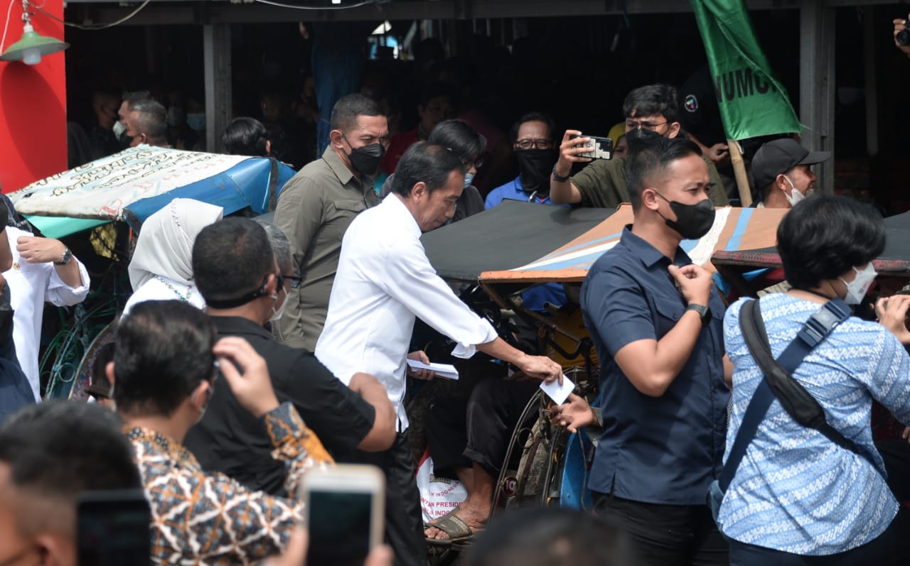 Dari Tukang Becak hingga Pedagang Gorengan Dapat Rezeki dari Presiden Jokowi, Terimakasih Pak!