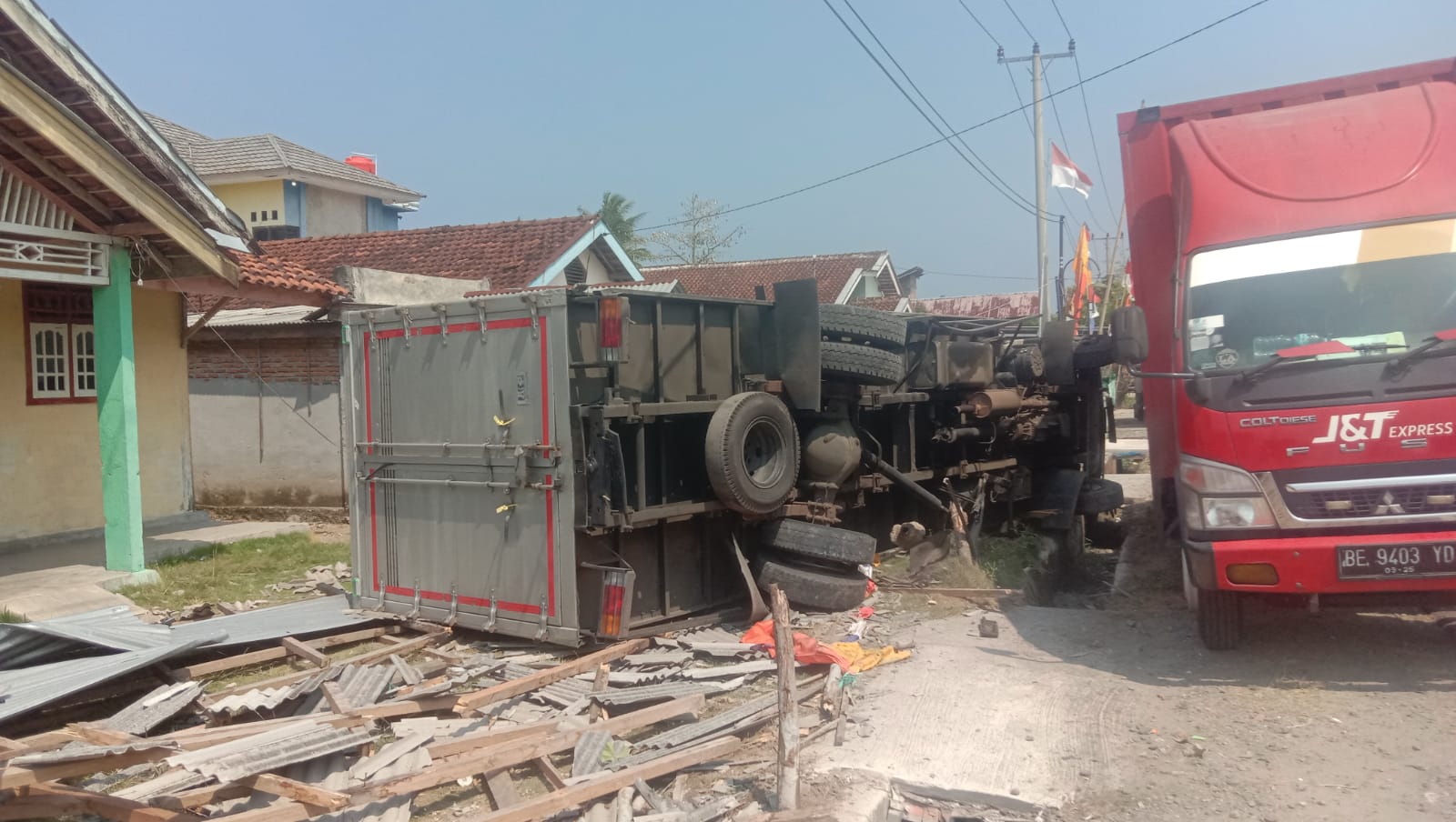 Hati-hati, Ada Truk Terguling di Ruas Jalinbar Krui Selatan