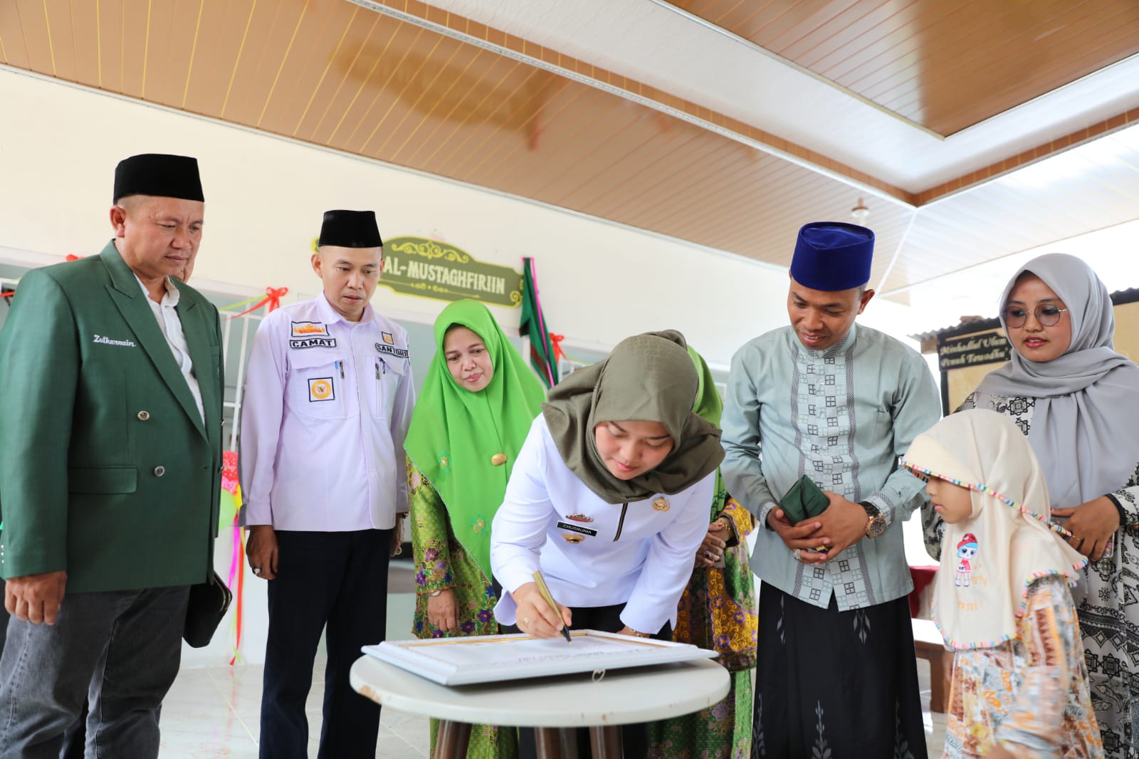 Wakil Gubernur Chusnunia Chalim Resmikan Aula Al-Mustaghfiriin Pondok Pesantren Minhadlul 'Ulum