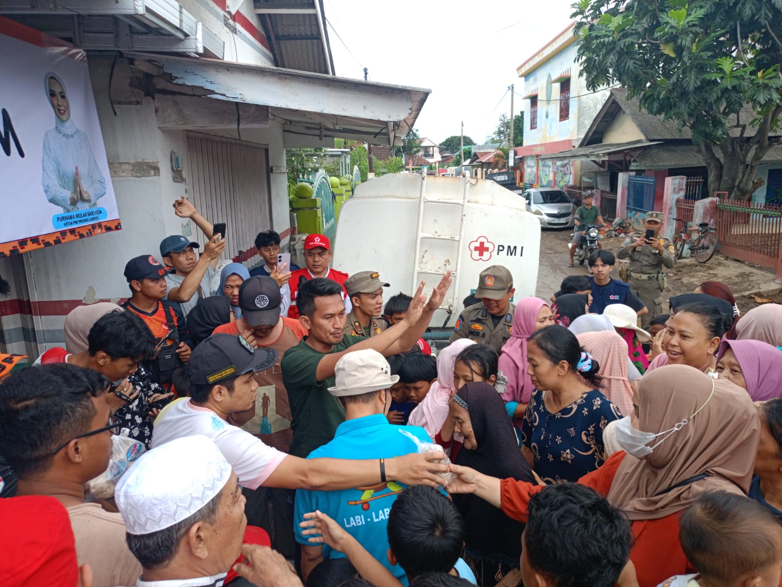 Warga Jalan Bahari Panjang Utara Serbu Dapur Umum BPBD dan PMI Lampung