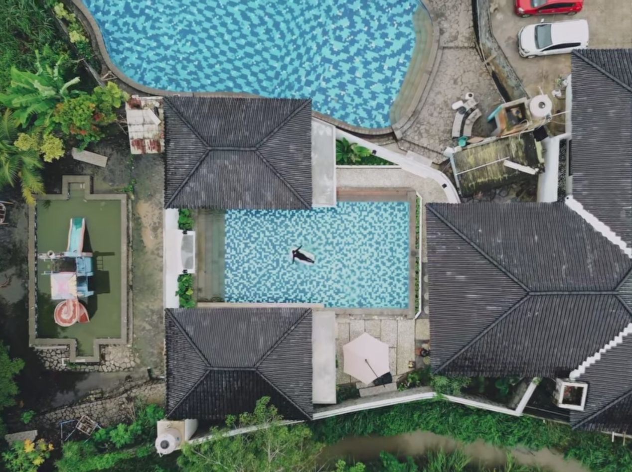 Latar Villa Kalianda, Villa Estetik di Lampung, Ada kamar tidur Dengan Pemandangan kolam renang