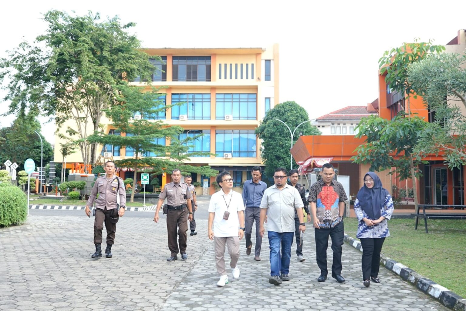Pantau Sejumlah Bangunan Kampus, Wakil Rektor BUK: Jangan Abaikan Jalur Evakuasi dan Plang Titik Kumpul