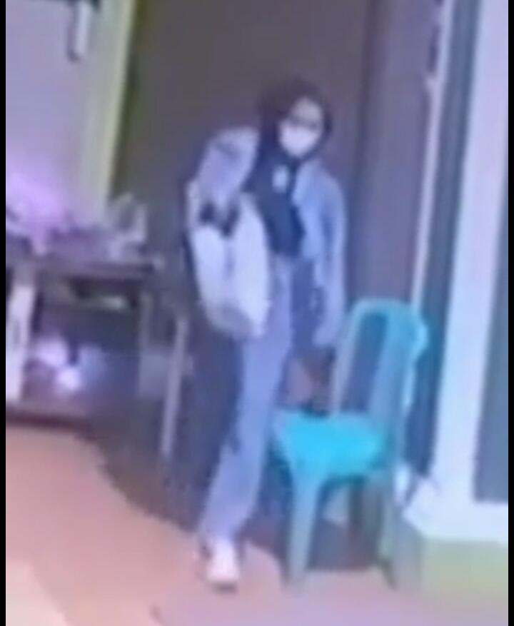 Tak Takut Dosa, Seorang Wanita Nekat Curi Kotak Amal Masjid, Aksinya Terekam CCTV