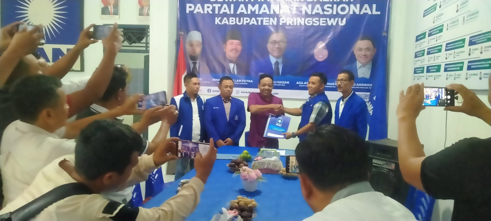 Naik Sepeda Motor, Ambil Formulir Bacalon Bupati dan Wabup