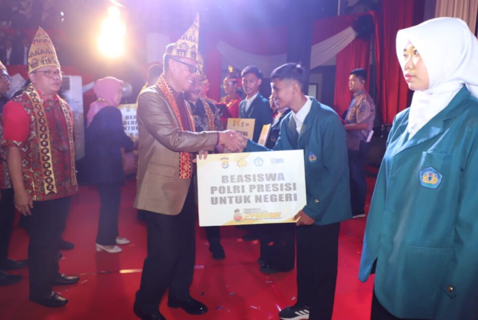 Wakapolri Beri Beasiswa ke Mahasiswa Unila