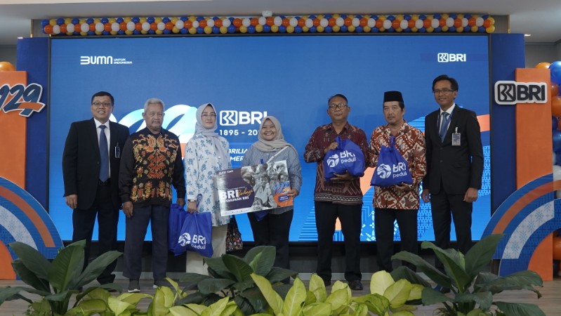 Regional Office Bandar Lampung Bagikan Puluhan Sembako Kepada Pensiunan BRI dalam Rangka HUT ke-129