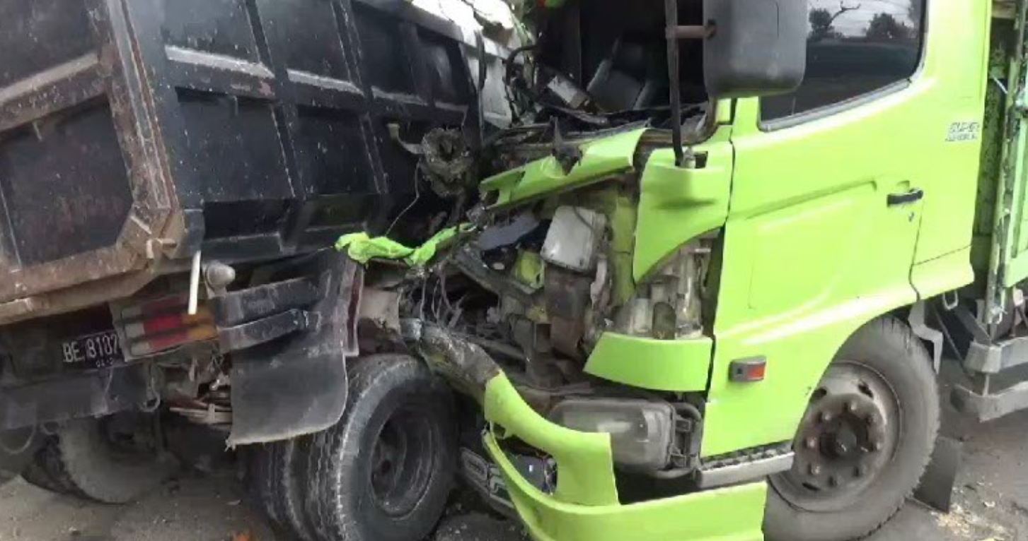 Hindari Mobil Mendadak Putar Arah, Truk Banting Setir Hingga Tabrak 2 Truk Dari Arah Berlawanan
