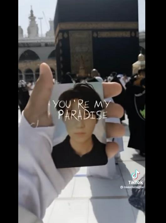 Bawa Photocard Suga BTS ke Depan Kakbah, Penggemar K-Pop Ini Tuai Kritikan Keras