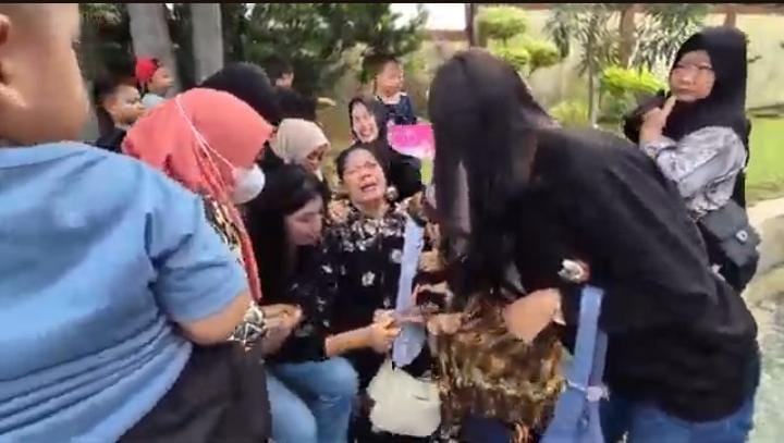 Ibu Korban Pembunuhan di Metro Tangis Histeris Saat Datangi Polda Lampung, Minta Kasus Dibawa Sampai Tuntas