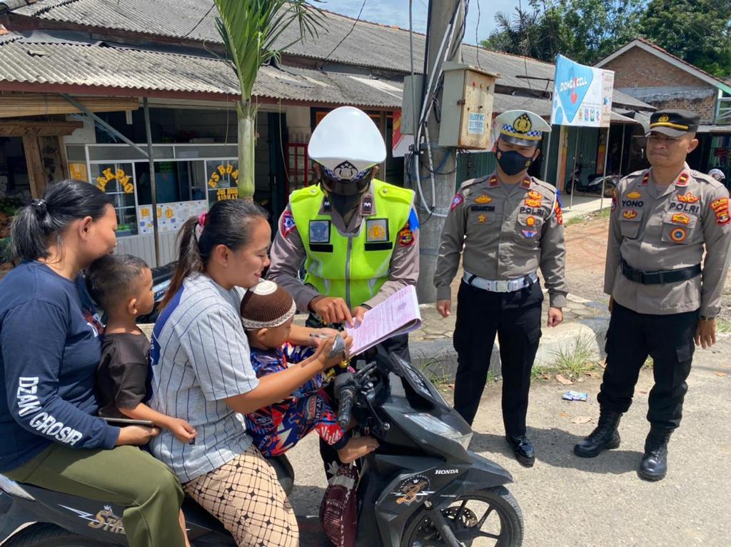 Masuki Hari Kedelapan Ops Zebra Krakatau 2022, Polres Tubaba Berikan Puluhan Surat Tilang Teguran Pengendara