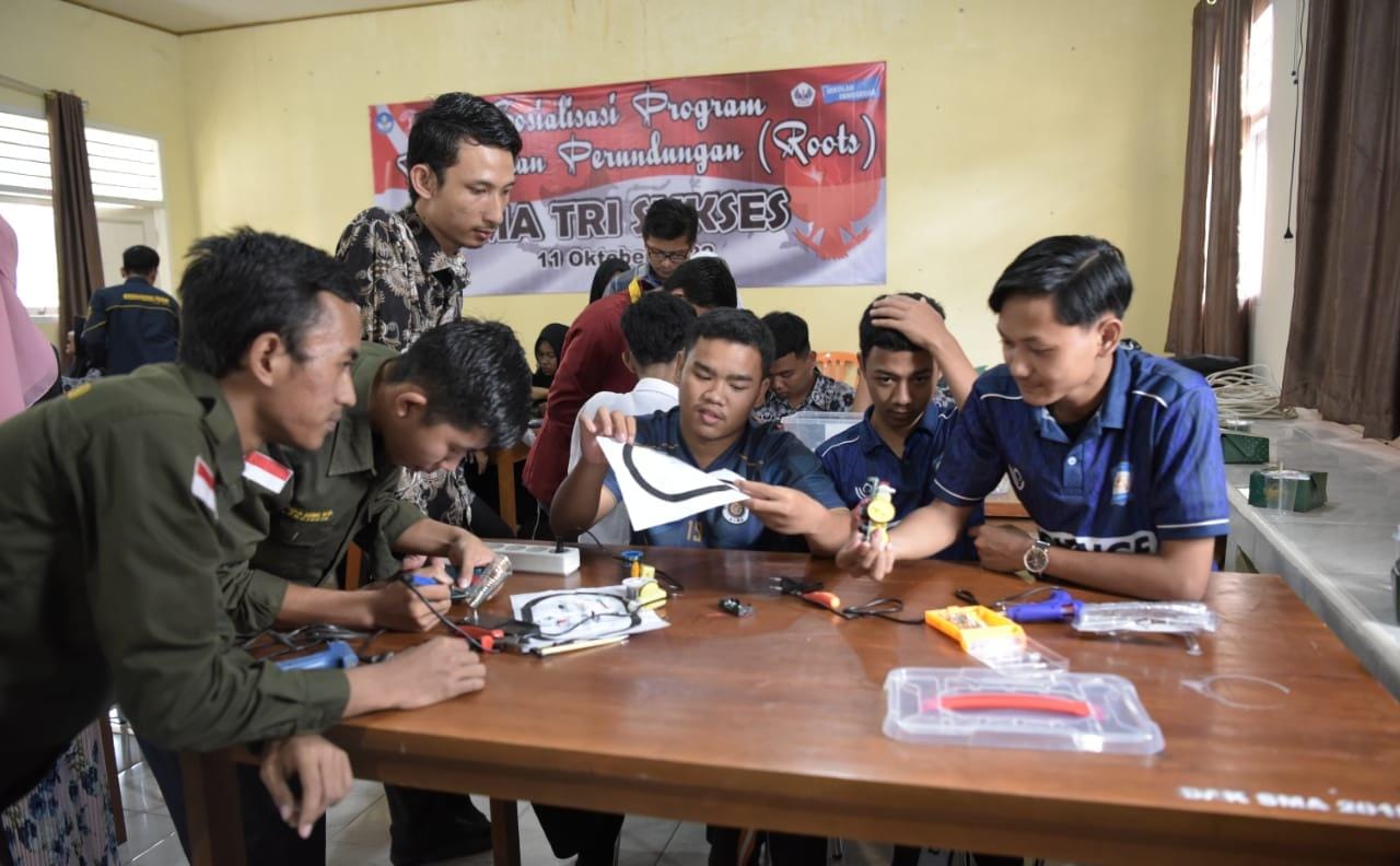 Tantang Kreatifitas Siswa SMA Tri Sukses, Dosen dan Mahasiswa UTI Ajarkan Merakit Robot dengan Cara Sederhana