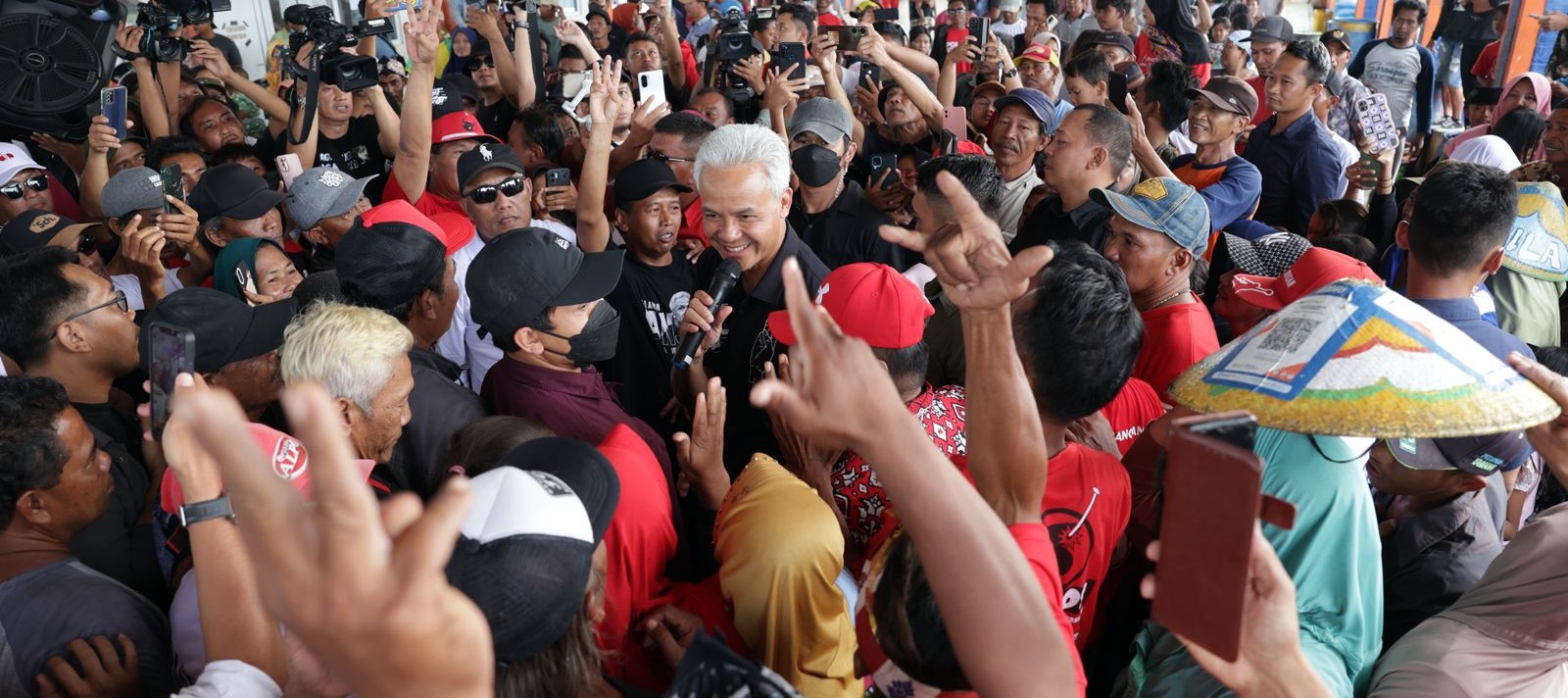 Antusias! Nelayan Kendal Sambut Hangat Ganjar Pranowo