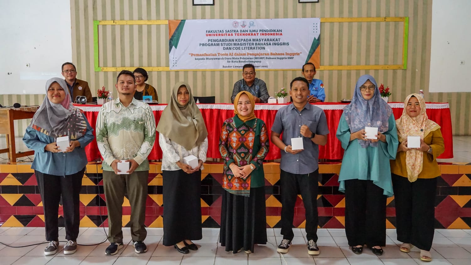 PKM UTI Kenalkan Pemanfaatan Tools AI Bagi Guru Bahasa Inggris