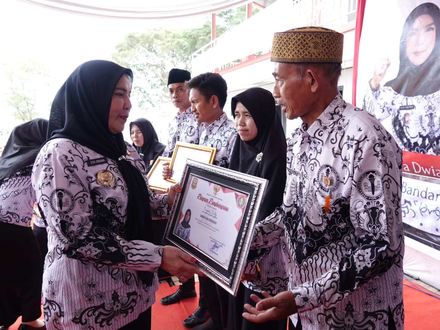 Dihari Jadinya, PGRI dan Pemkot Beri Penghargaan kepada Guru dan Media