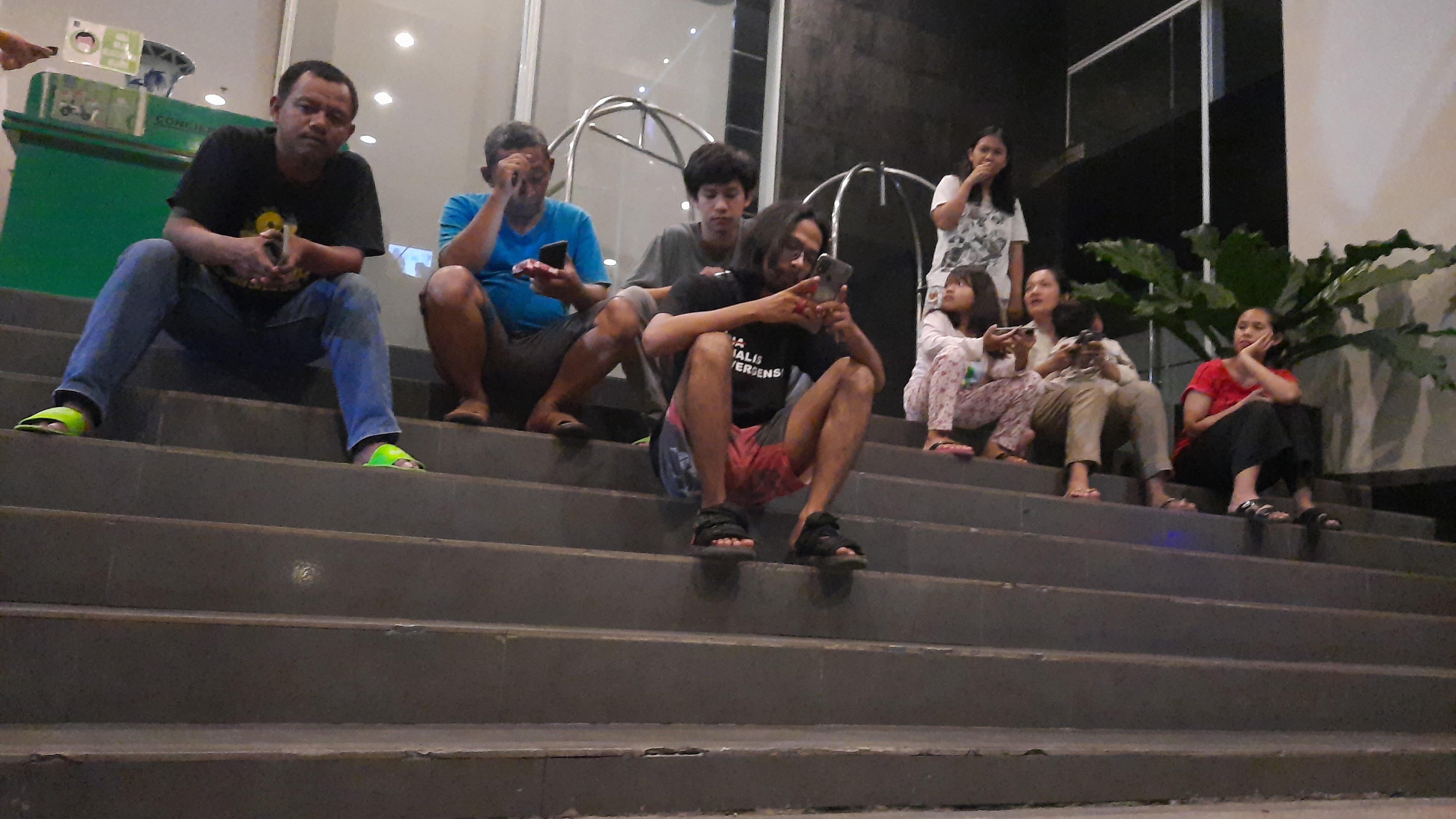 Rasakan Gempa, Tamu Hotel Berhamburan Keluar Gedung