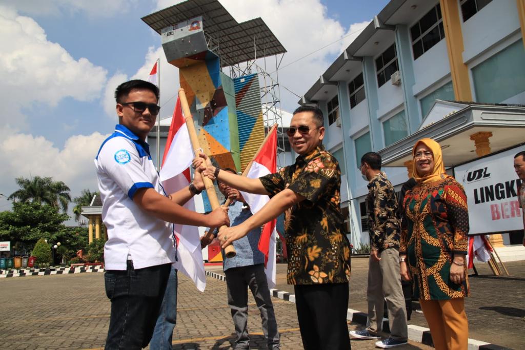Puluhan Mahasiswa UBL Gelar Aksi Gerakan Pengibaran 1000 Bendera Merah Putih