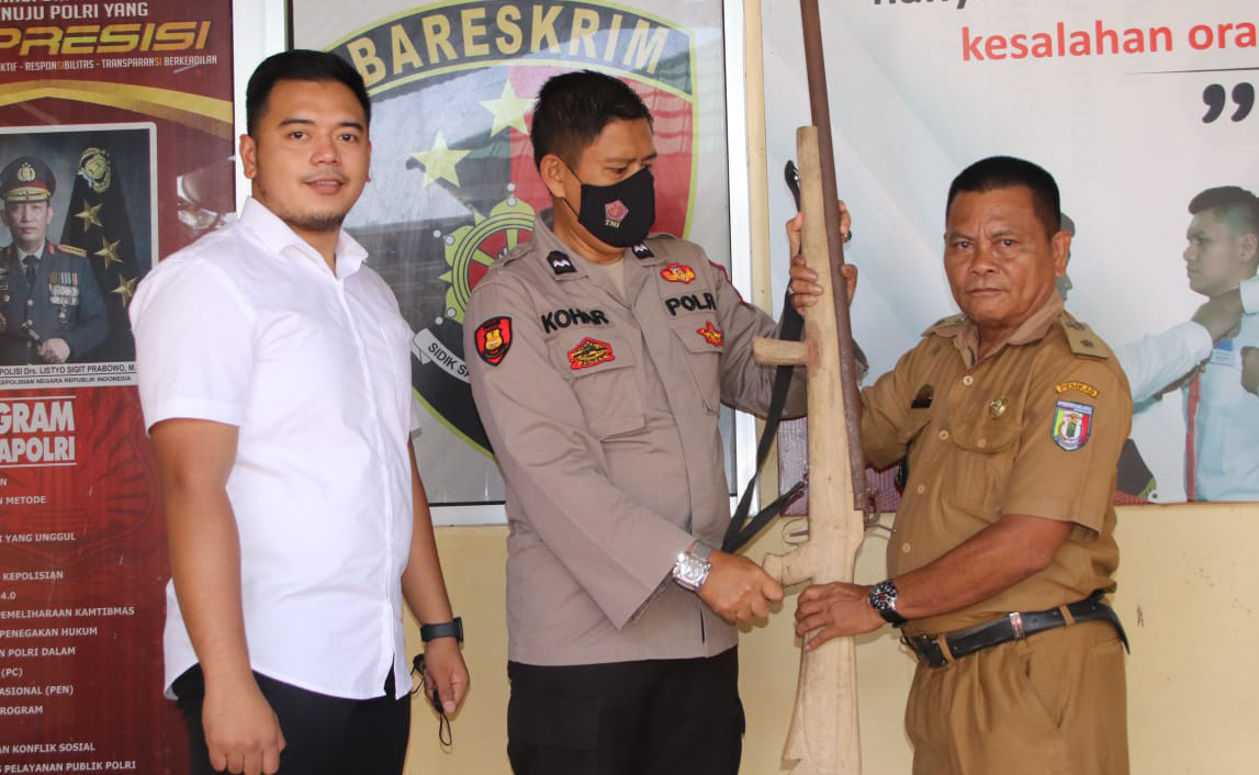 Warga Serahkan Senpi Rakitan ke Polres Pringsewu